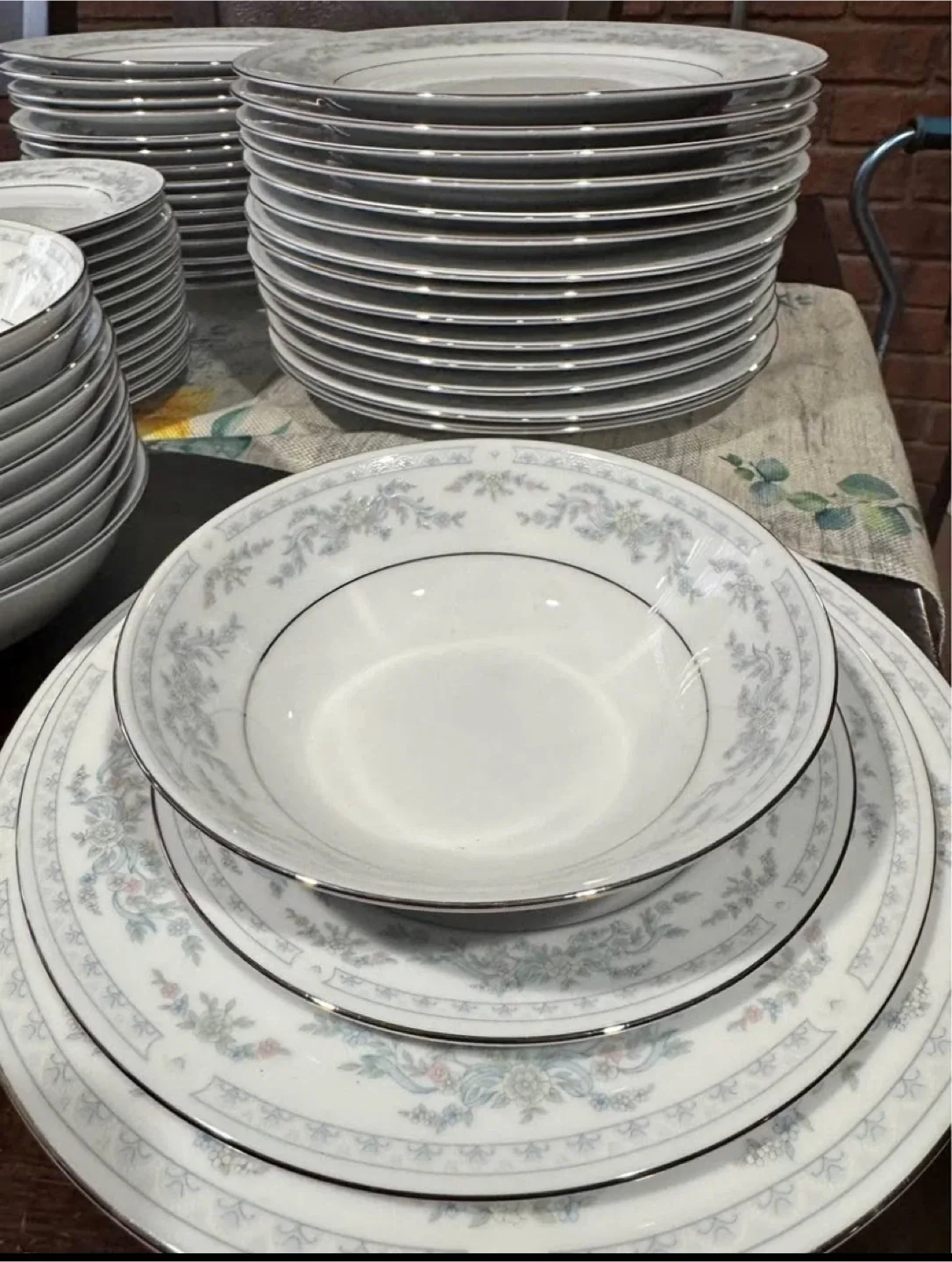 Assorted Home Decor Items image indicator(3)