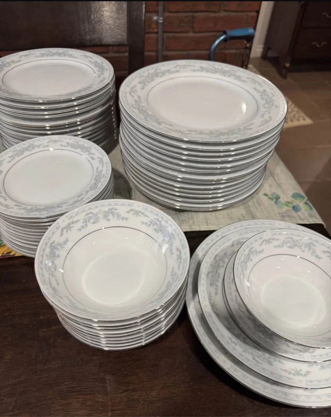 Assorted Home Decor Items image indicator(4)