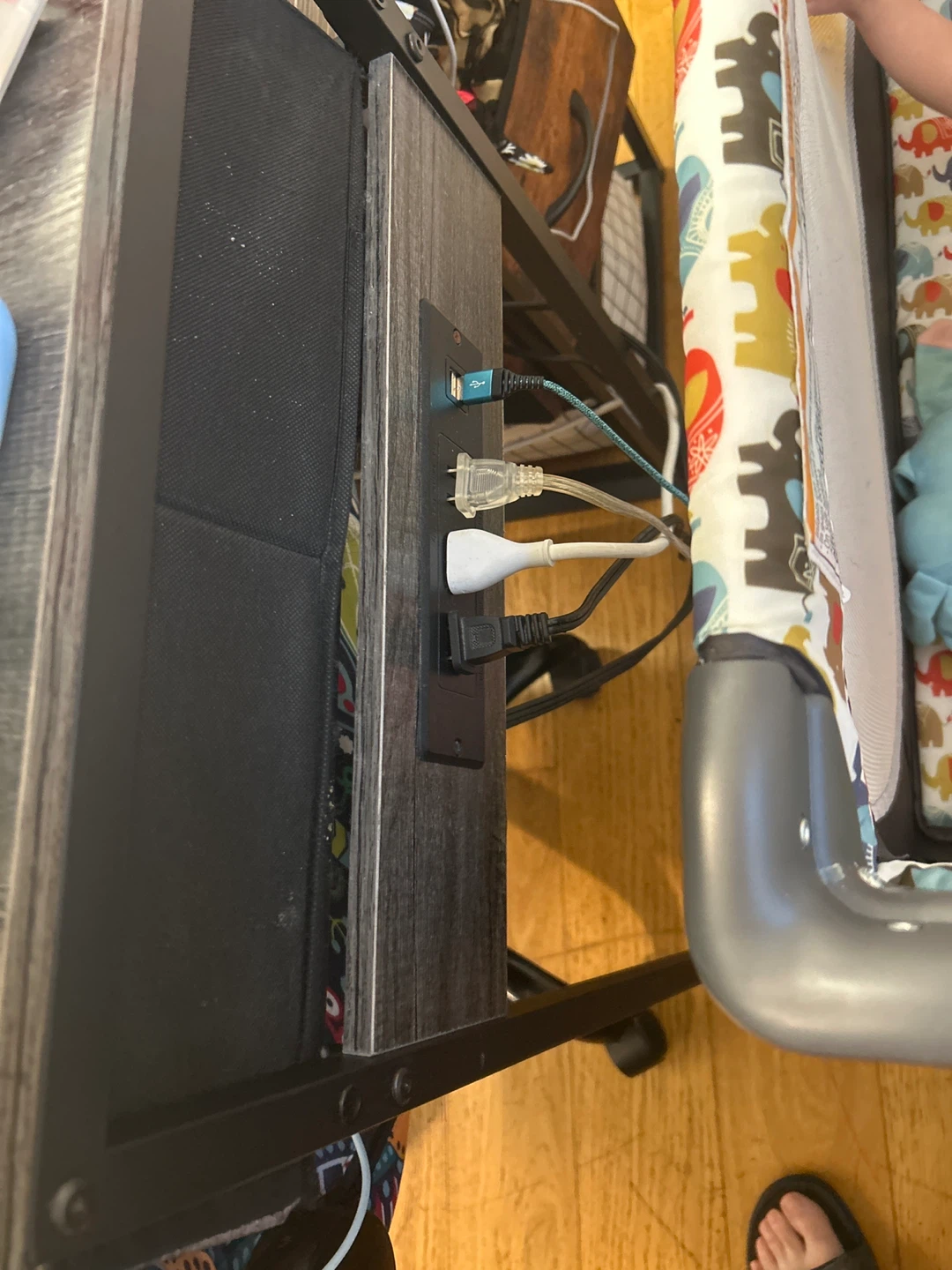 A desk with charging - photo 2