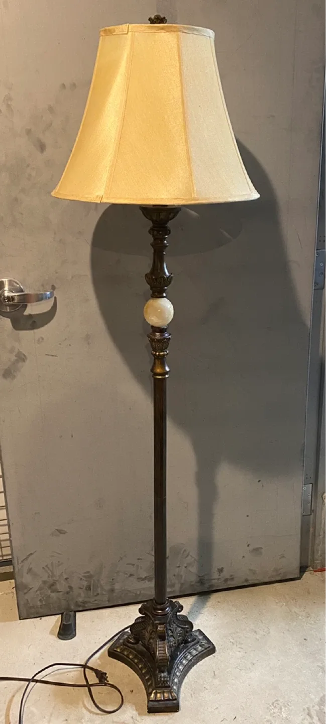 Assorted Home Decor Items image indicator(7)