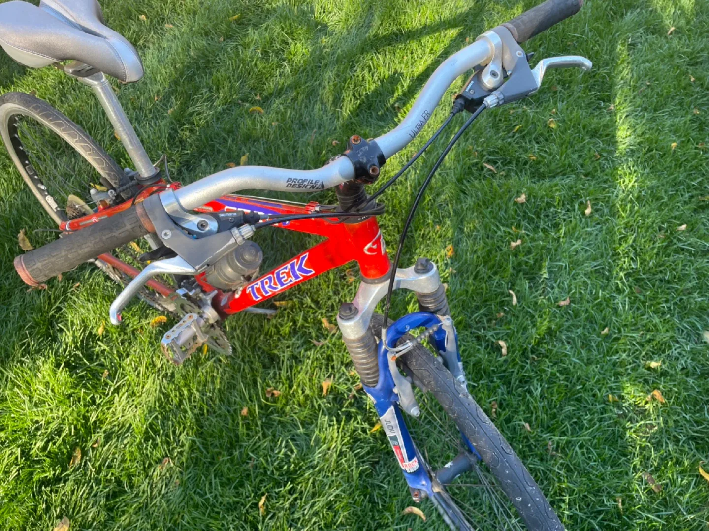 Trek 6500 Mountain Bike - Red/Blue image indicator(2)
