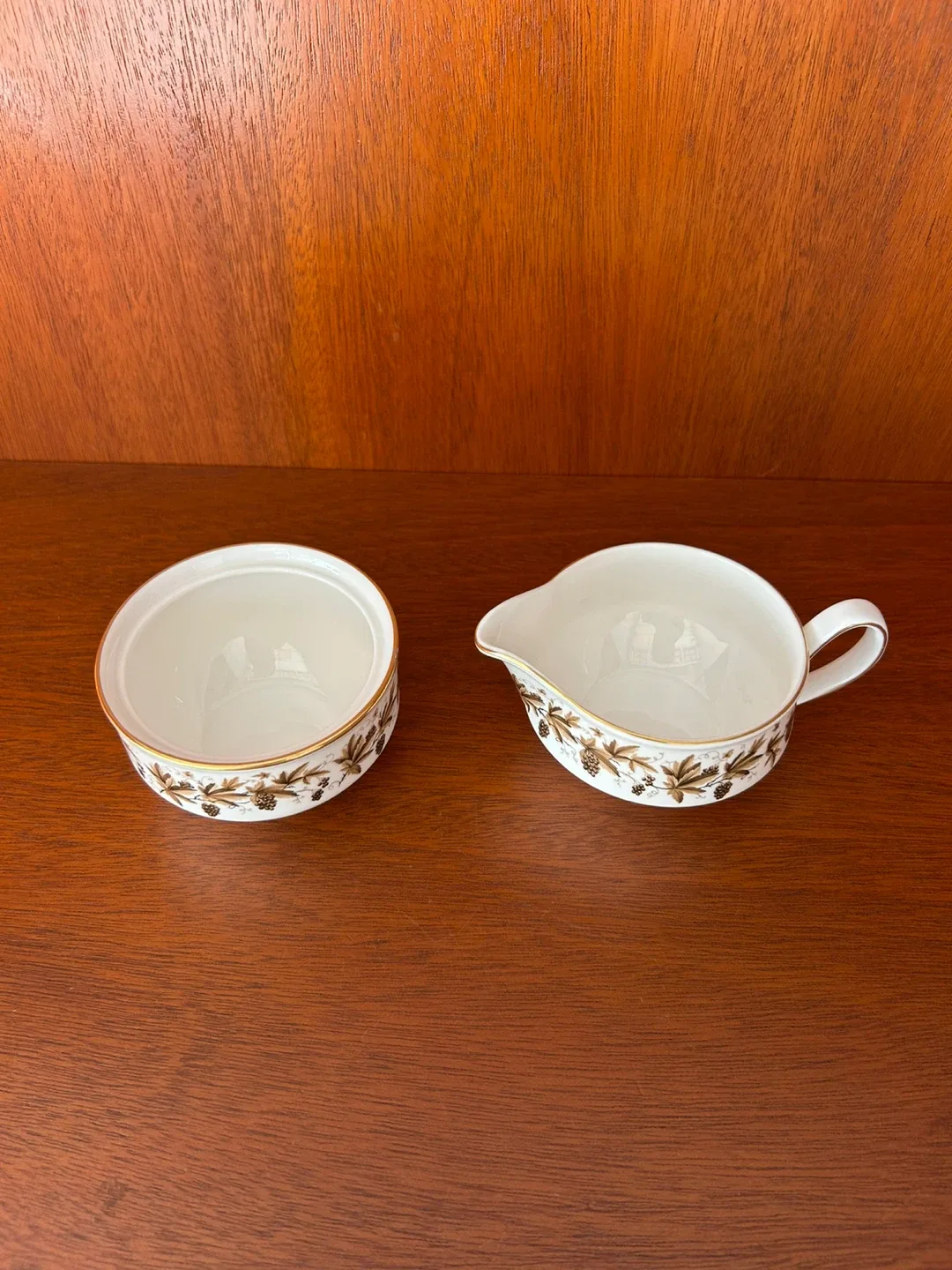 Wedgwood Autumn Vine Creamer and Sugar Bowl Set image indicator(5)
