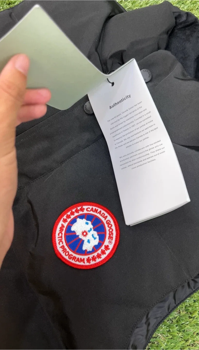 Canada Goose Black Down Vest image indicator(6)