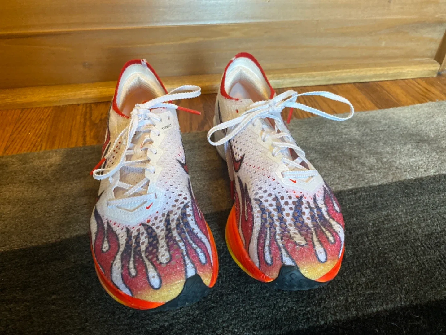 *Like NEW* Nike Vaporfly 3 White/Red Flames image indicator(3)