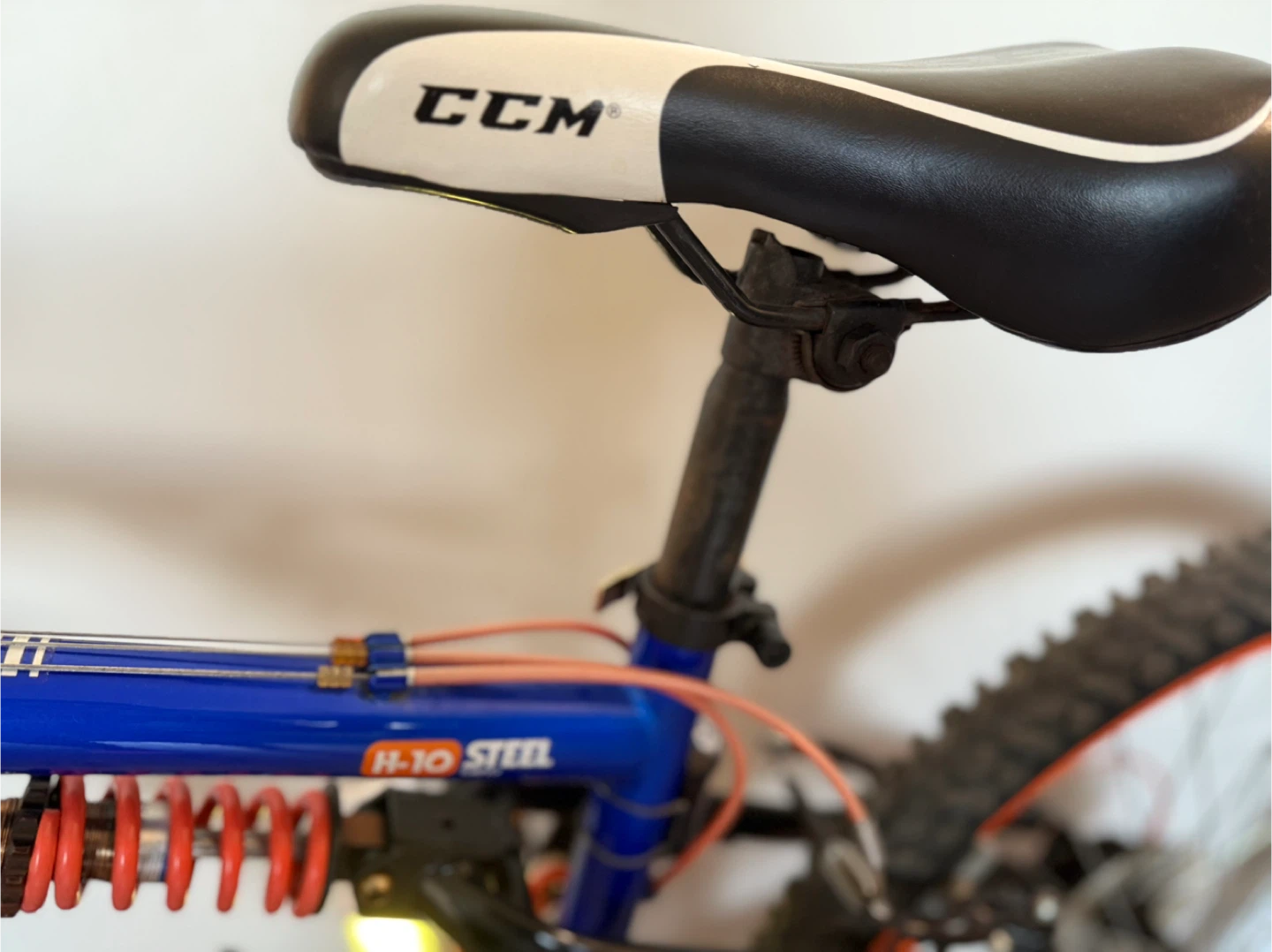CCM Savage Mountain Bike - Blue & Orange - photo 4