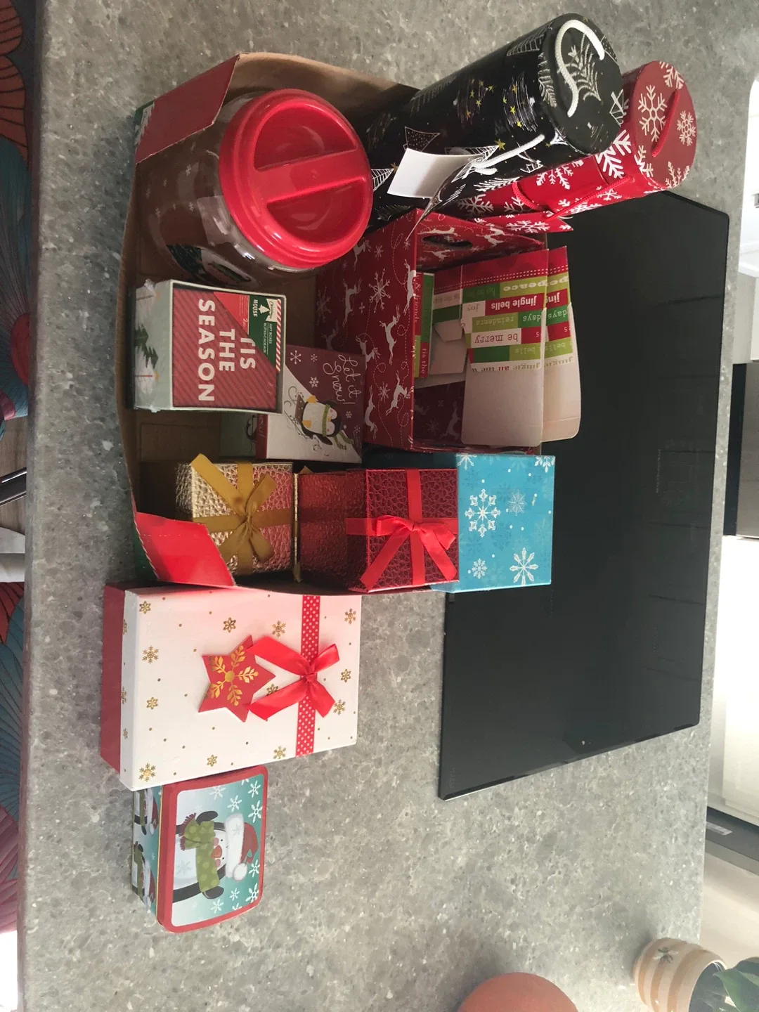 Christmas Gift Boxes & Tins take all 15 image indicator(3)