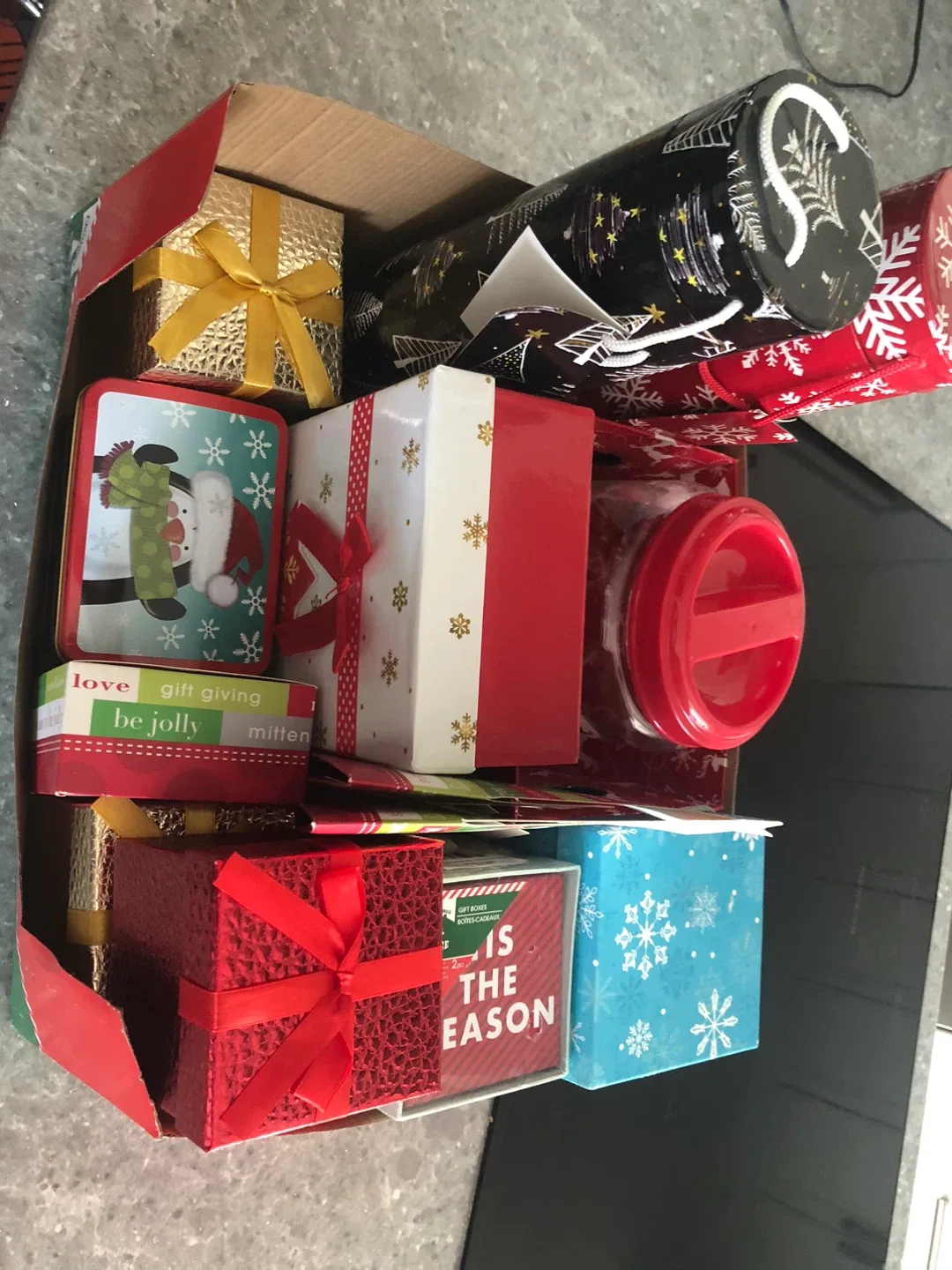Christmas Gift Boxes & Tins take all 15 image indicator(2)