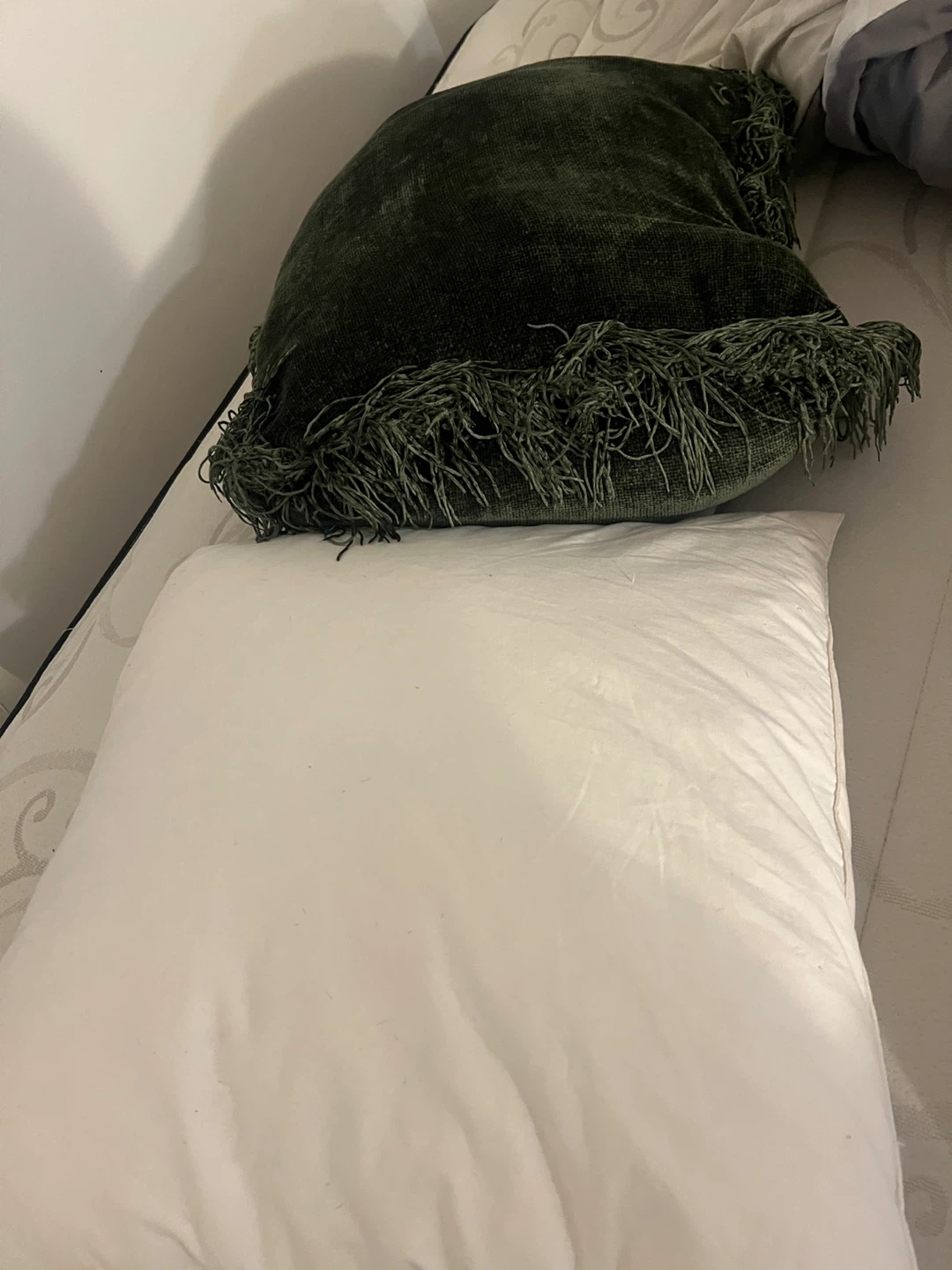 White Pillow take all 4