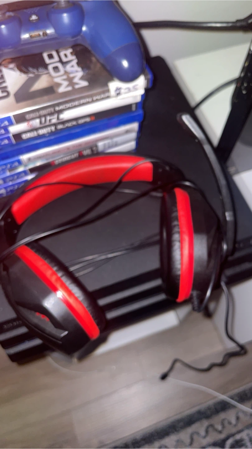NEW PS4 pro 1TB /8games/ controller/headset