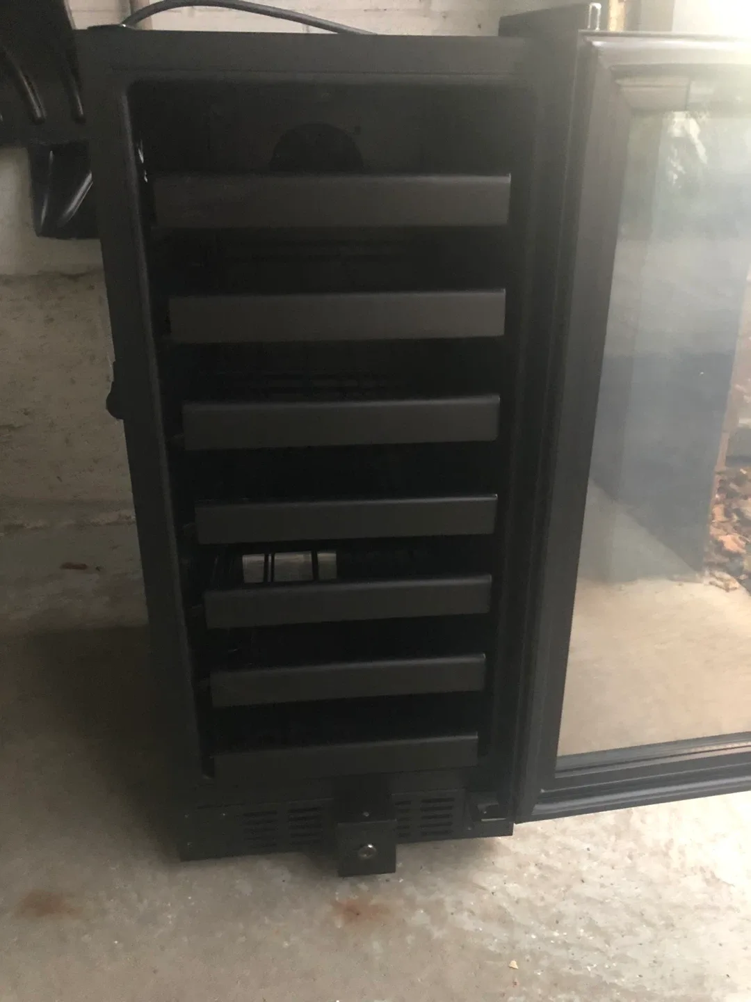 Wine Enthusiast Silent 18-Bottle Wine Refrigerator image indicator(3)