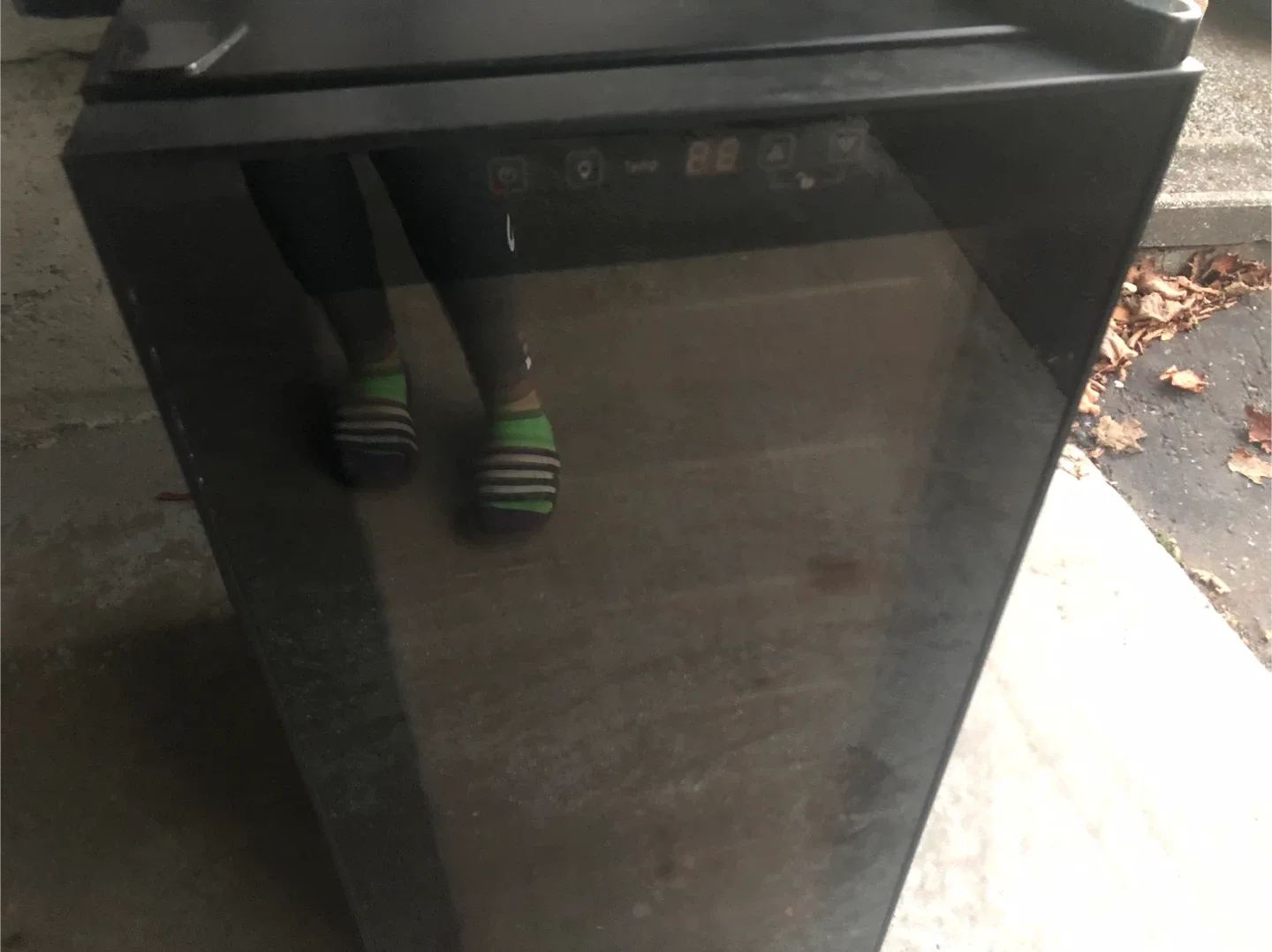 Wine Enthusiast Silent 18-Bottle Wine Refrigerator image indicator(5)