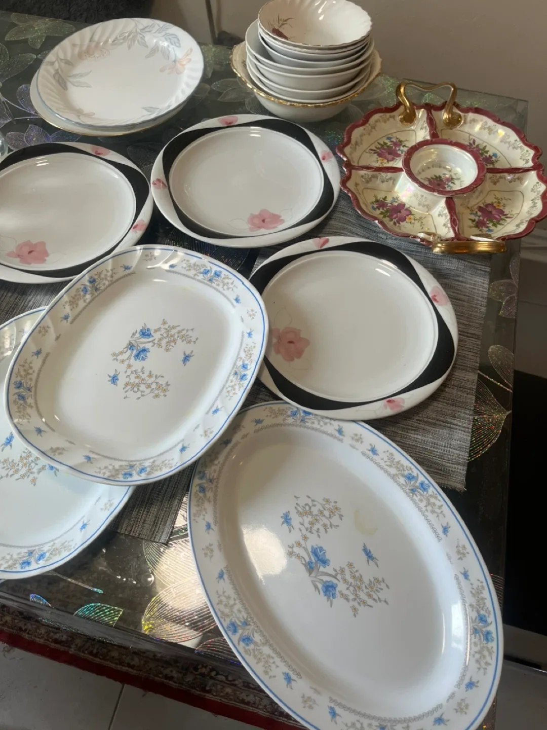 Mixed Dishes and Servingware Set image indicator(2)