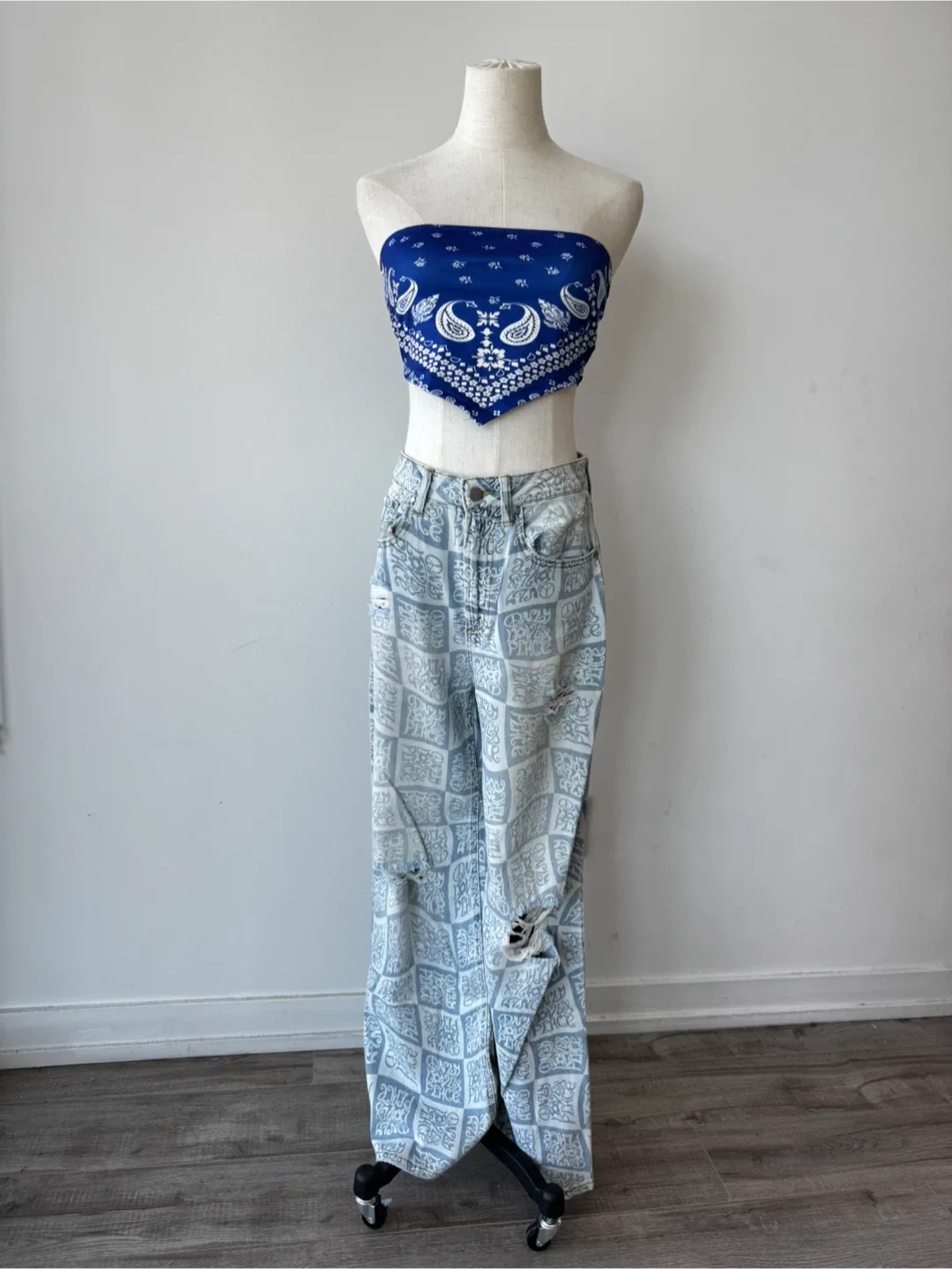 2 pc outfit: Tinseltown Jeans Size 7 + Blue bandana top thumbnail
