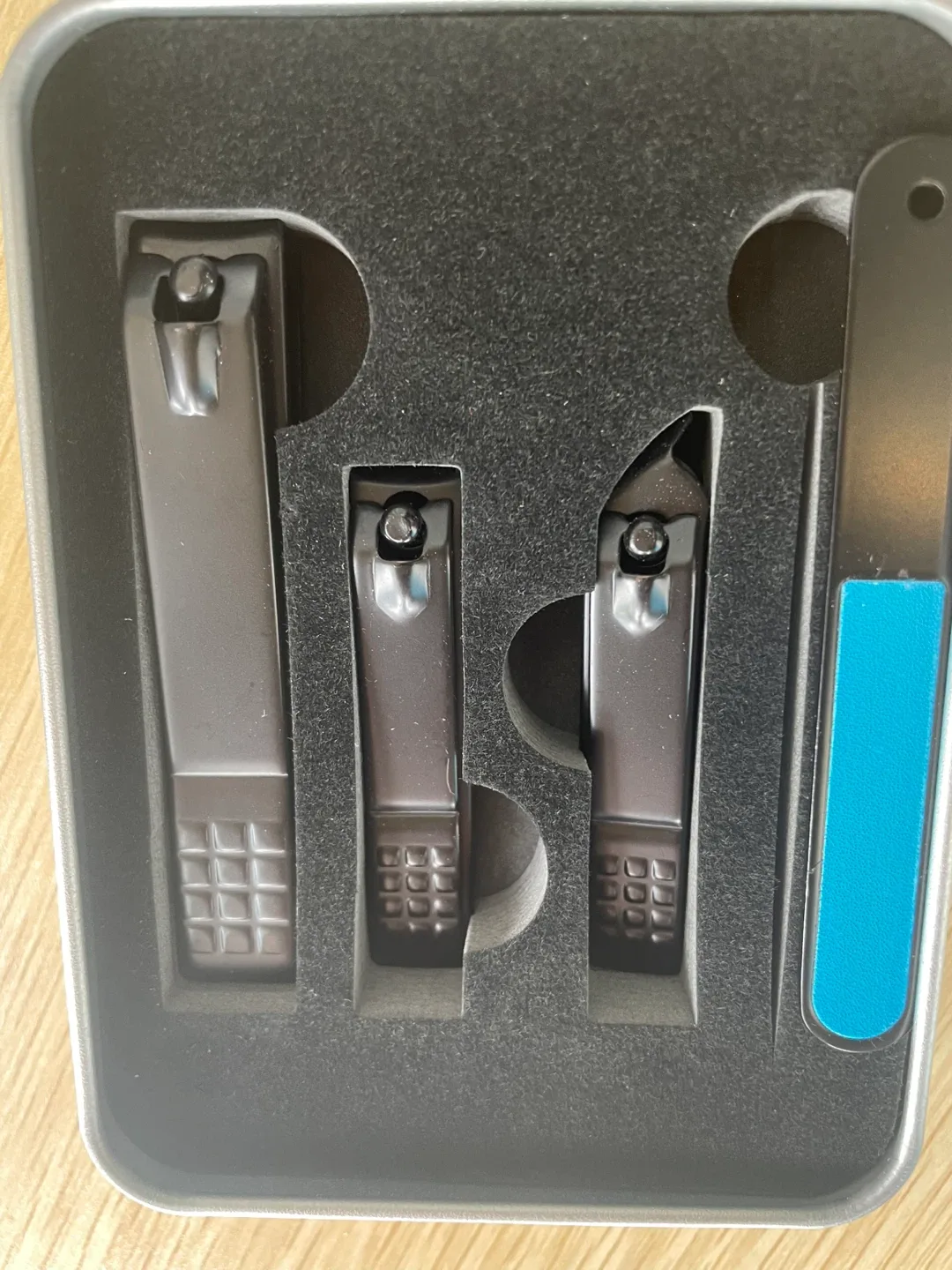 New Nail Care Set in Metal Case image indicator(5)