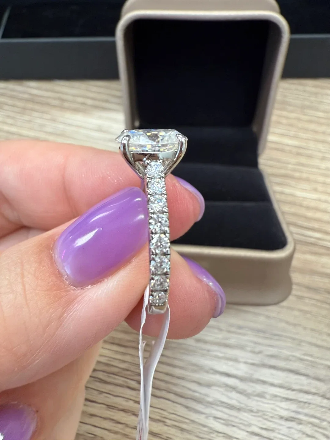 Brand new 2 carats silver moissanite ring image indicator(3)