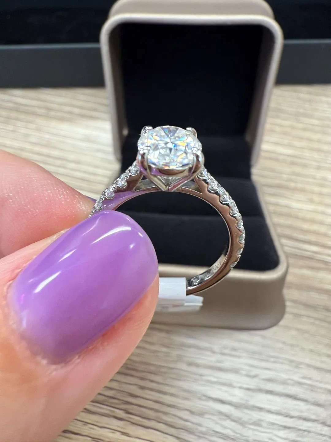 Brand new 2 carats silver moissanite ring image indicator(2)