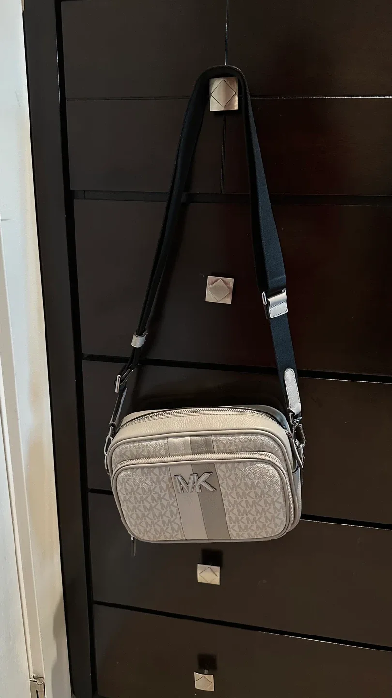 Michael Kors Crossbody Bag image indicator(2)