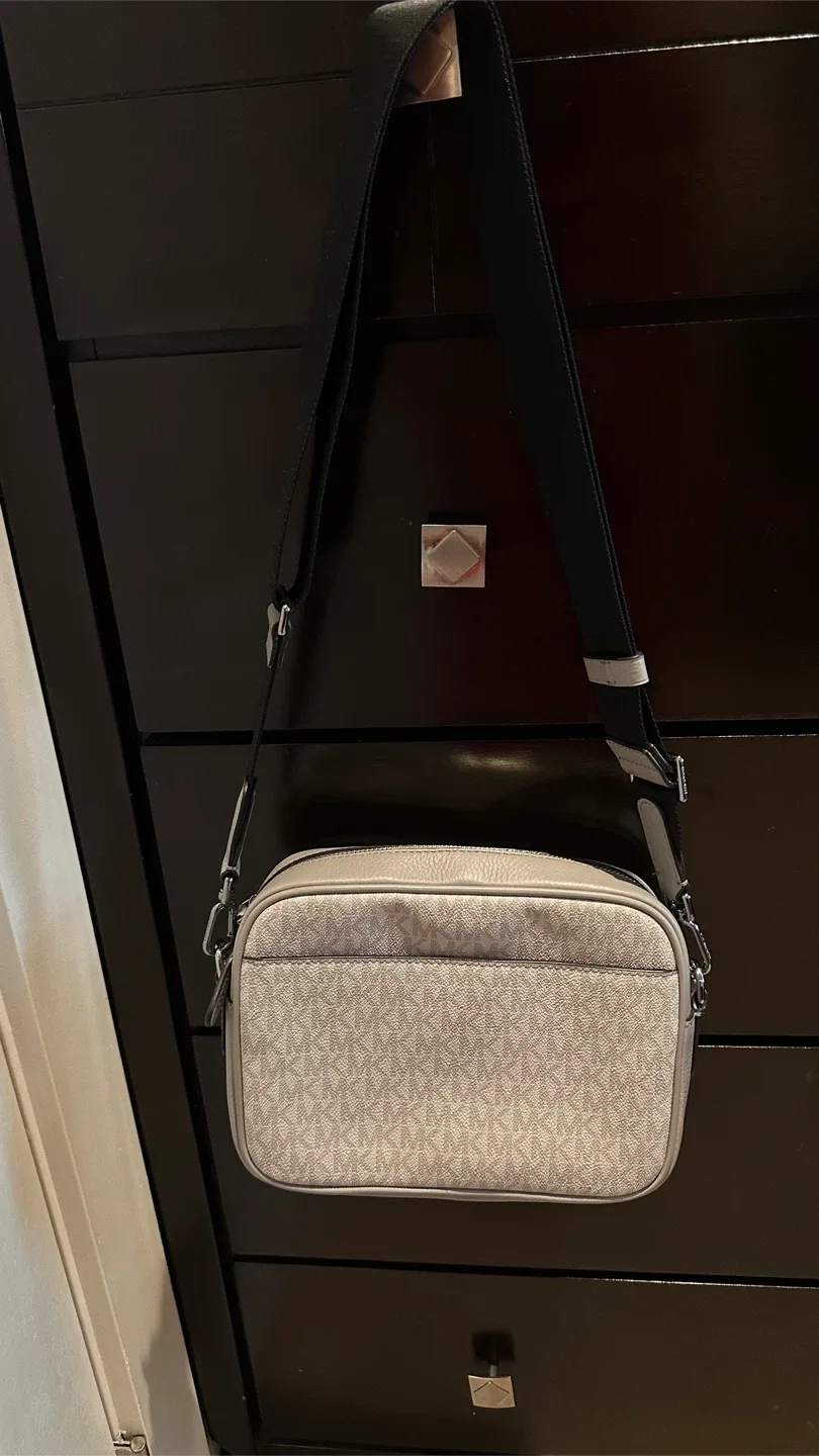 Michael Kors Crossbody Bag image indicator(3)