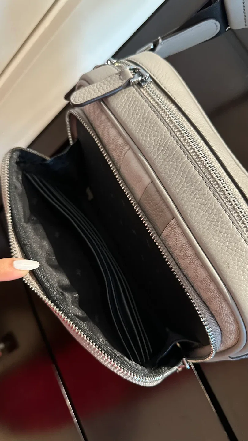 Michael Kors Crossbody Bag image indicator(5)