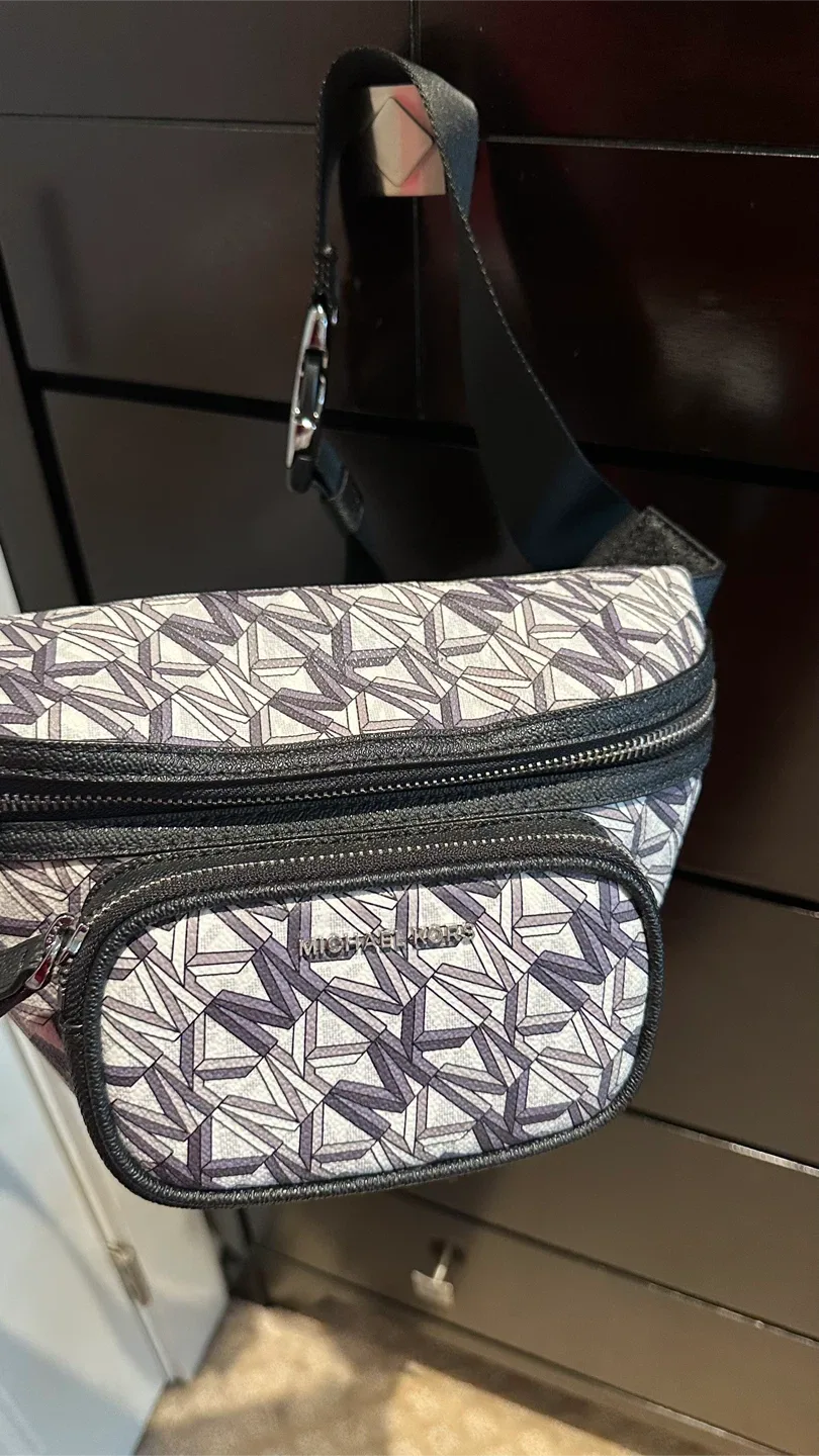 Michael Kors Belt Bag image indicator(2)