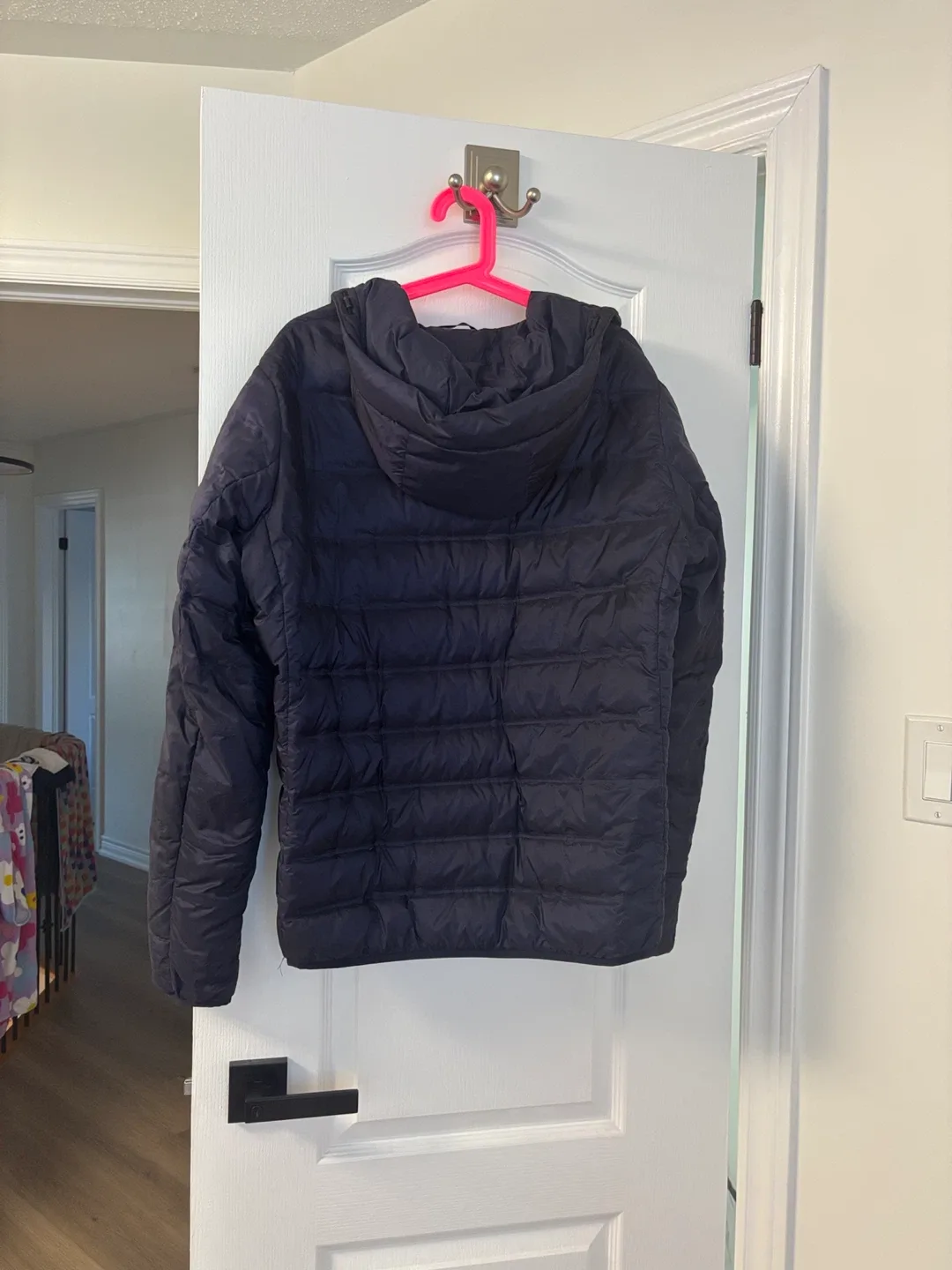 Uniqlo men’s light weight puffer jacket size Large image indicator(2)