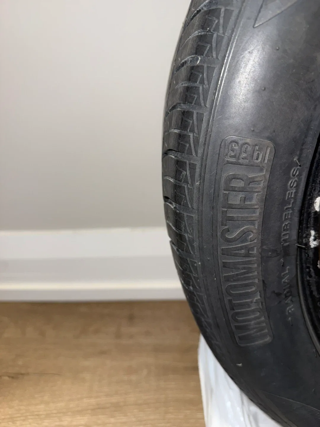 Motomaster Radial AW/II 225/50R17 94H Tire image indicator(3)