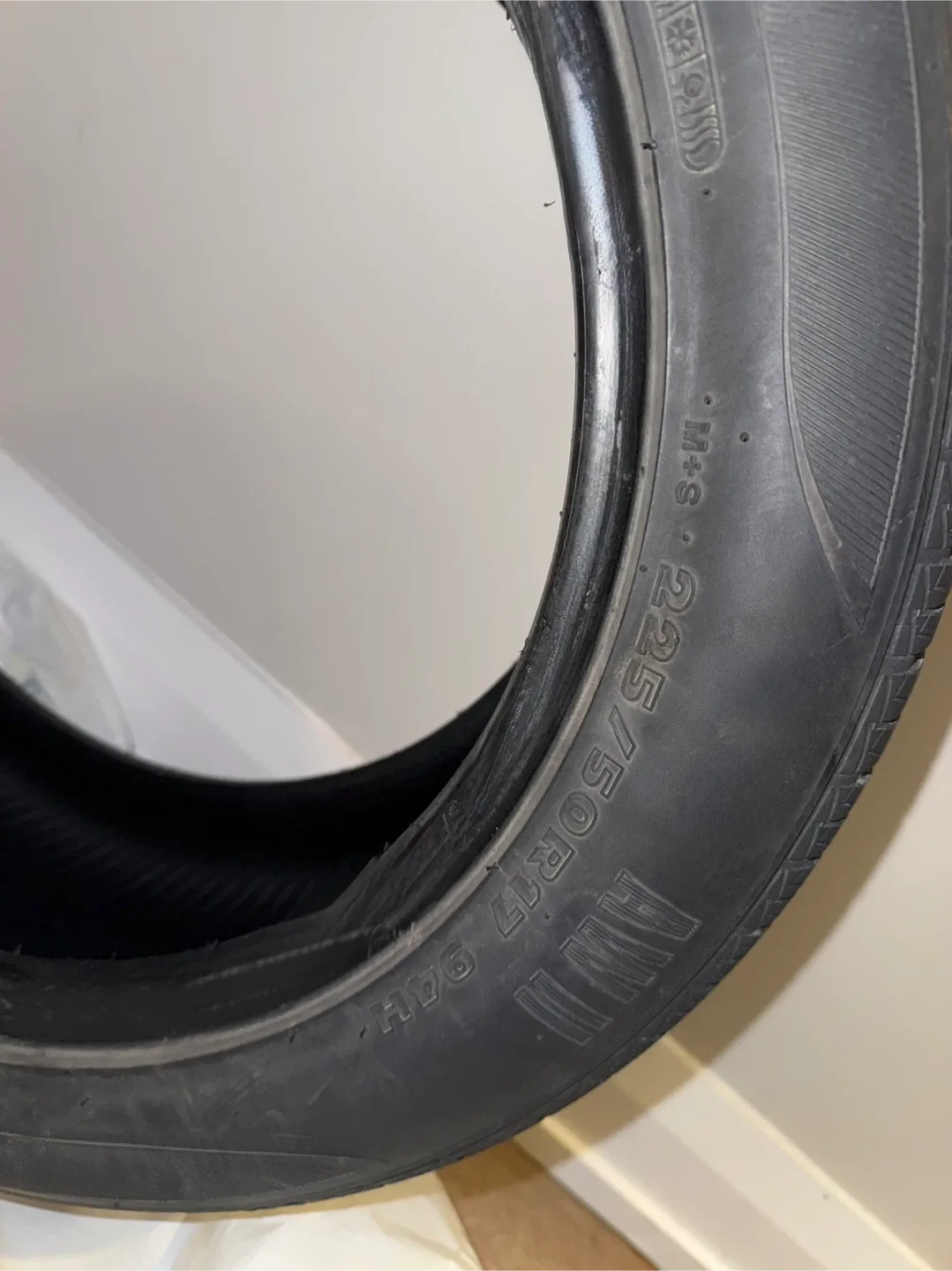 Motomaster Radial AW/II 225/50R17 94H Tire image indicator(4)