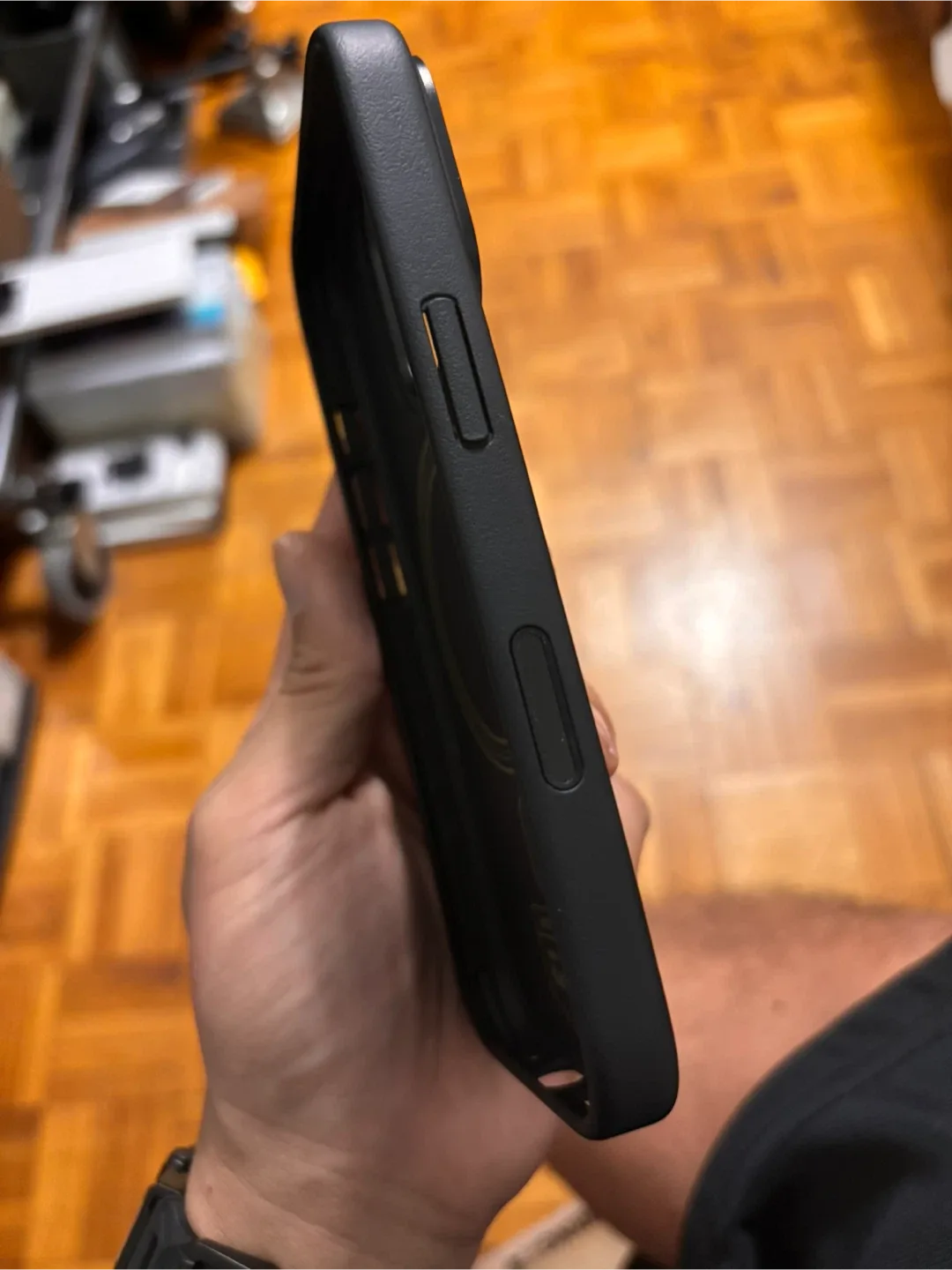 Benks Armorpro Montage iPhone 16 Pro Case image indicator(2)