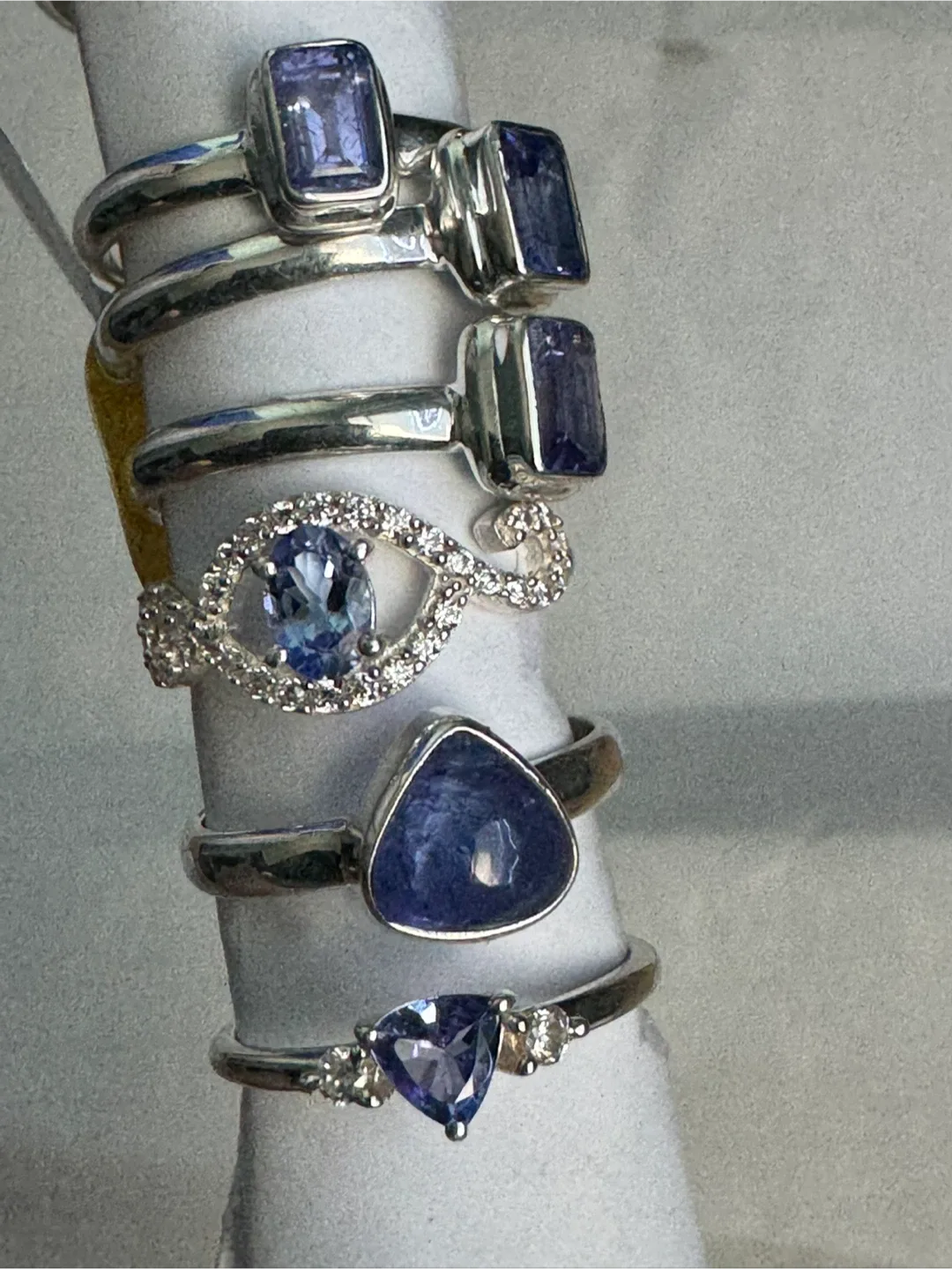 Tanzanite Gemstone Rings image indicator(2)