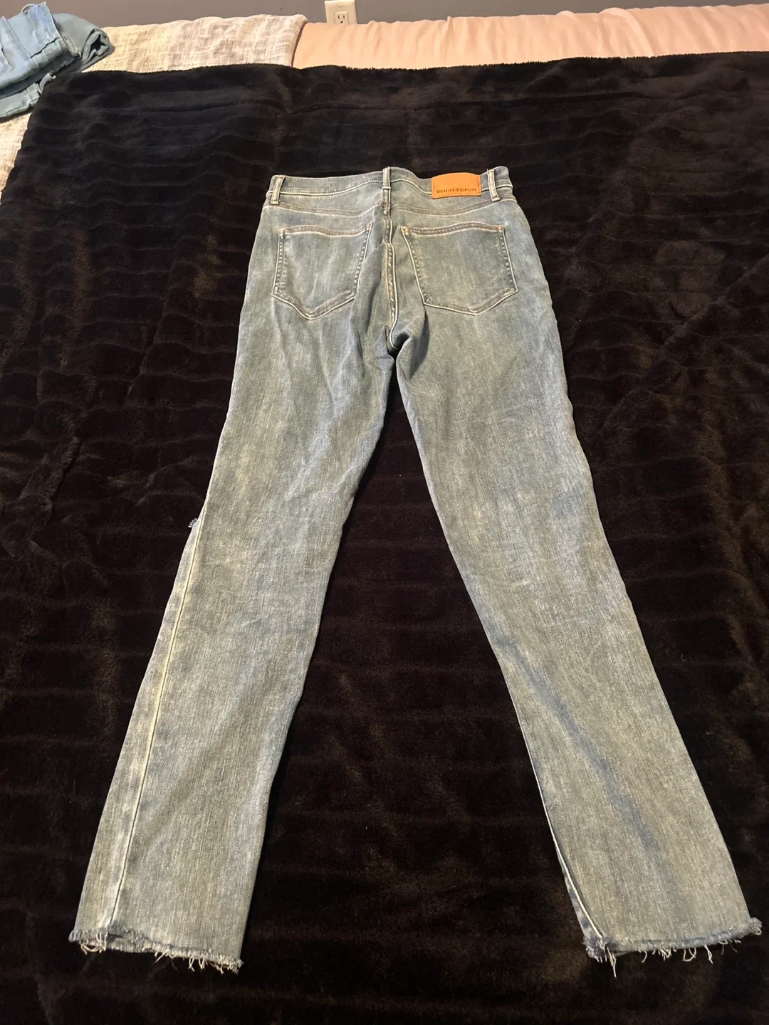 Denim Forum Lola High Rise Skinny crop.  Size 28 image indicator(3)