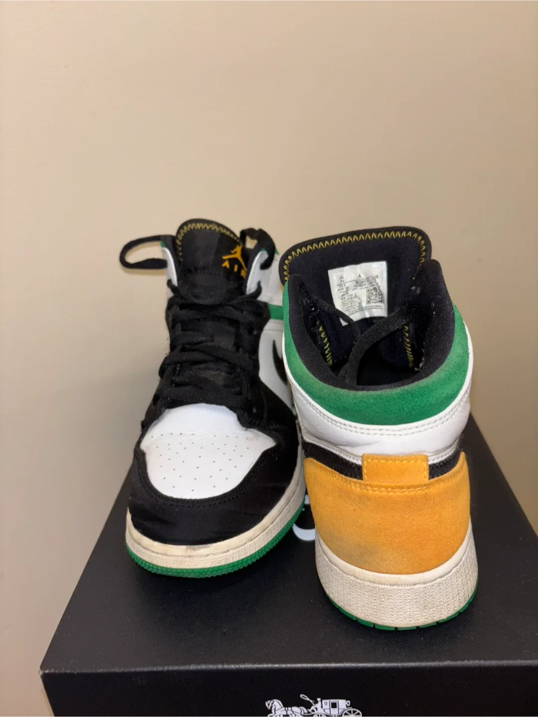 Air Jordan 1 Mid SE Size 7Y image indicator(4)