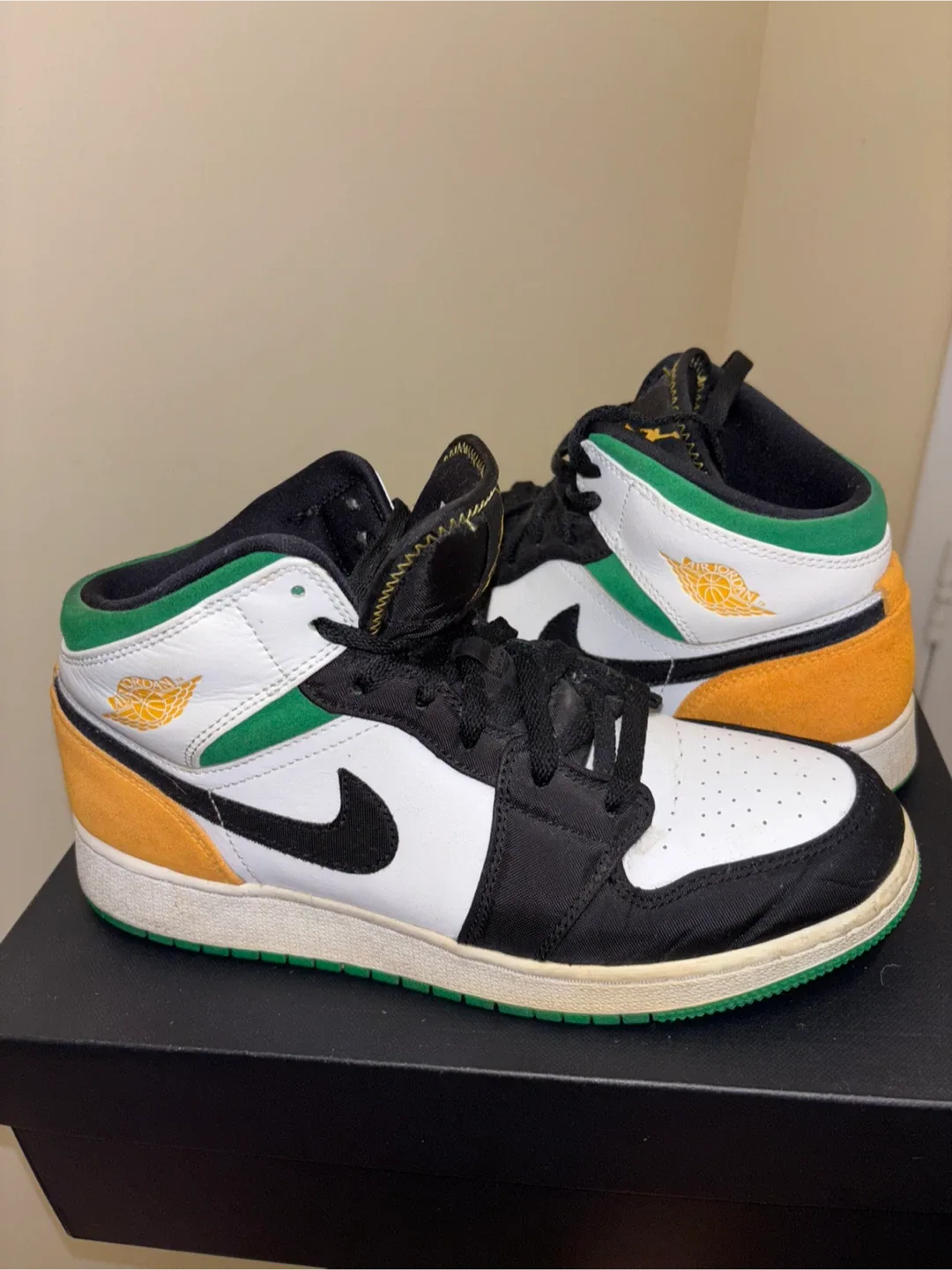 Air Jordan 1 Mid SE Size 7Y thumbnail