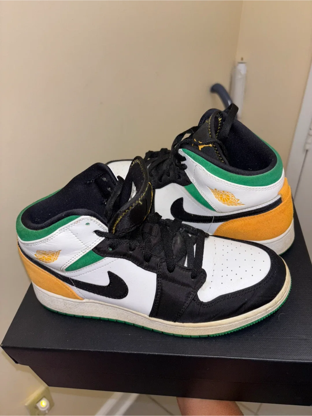 Air Jordan 1 Mid SE Size 7Y image indicator(2)