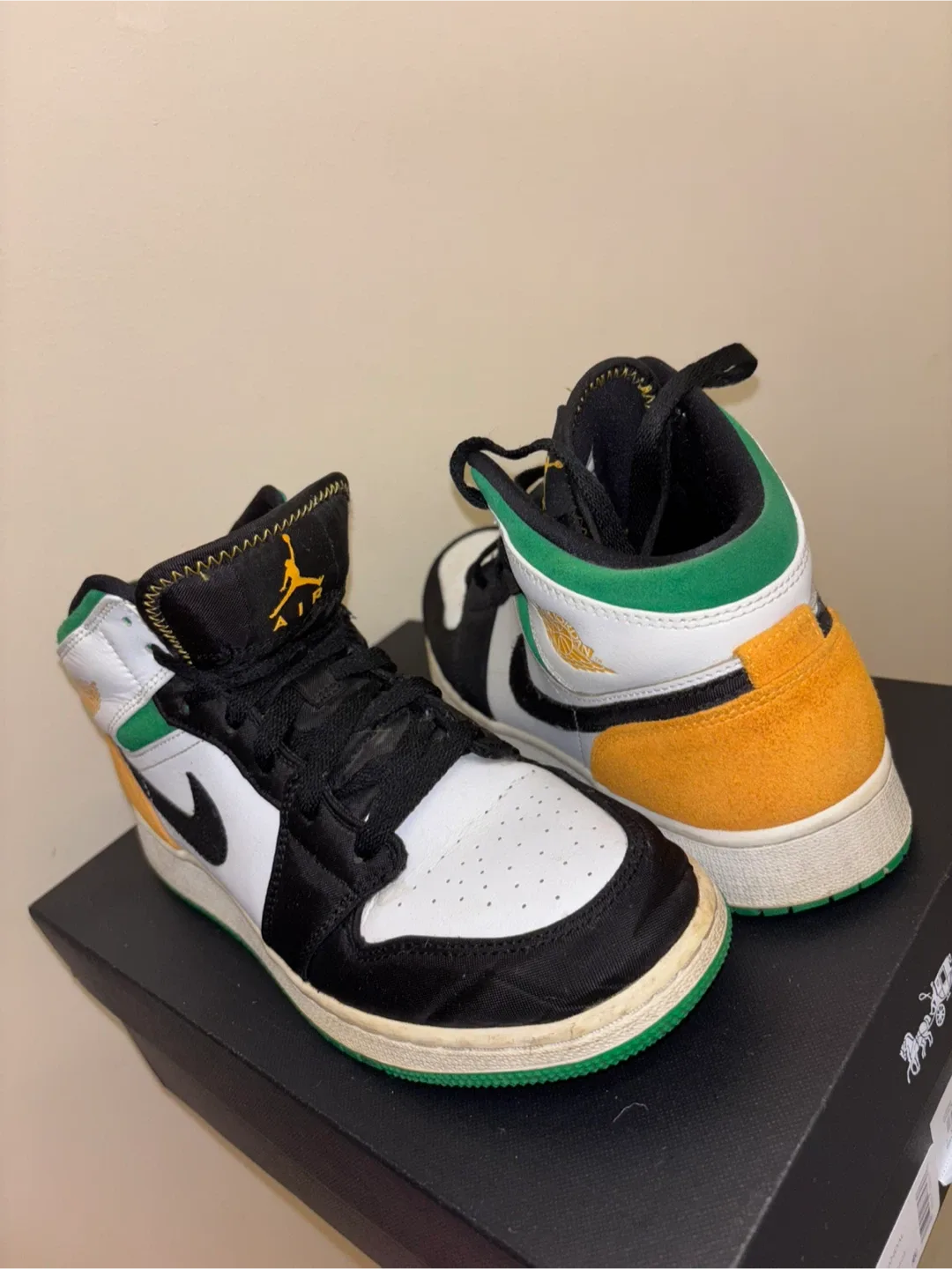 Air Jordan 1 Mid SE Size 7Y image indicator(3)