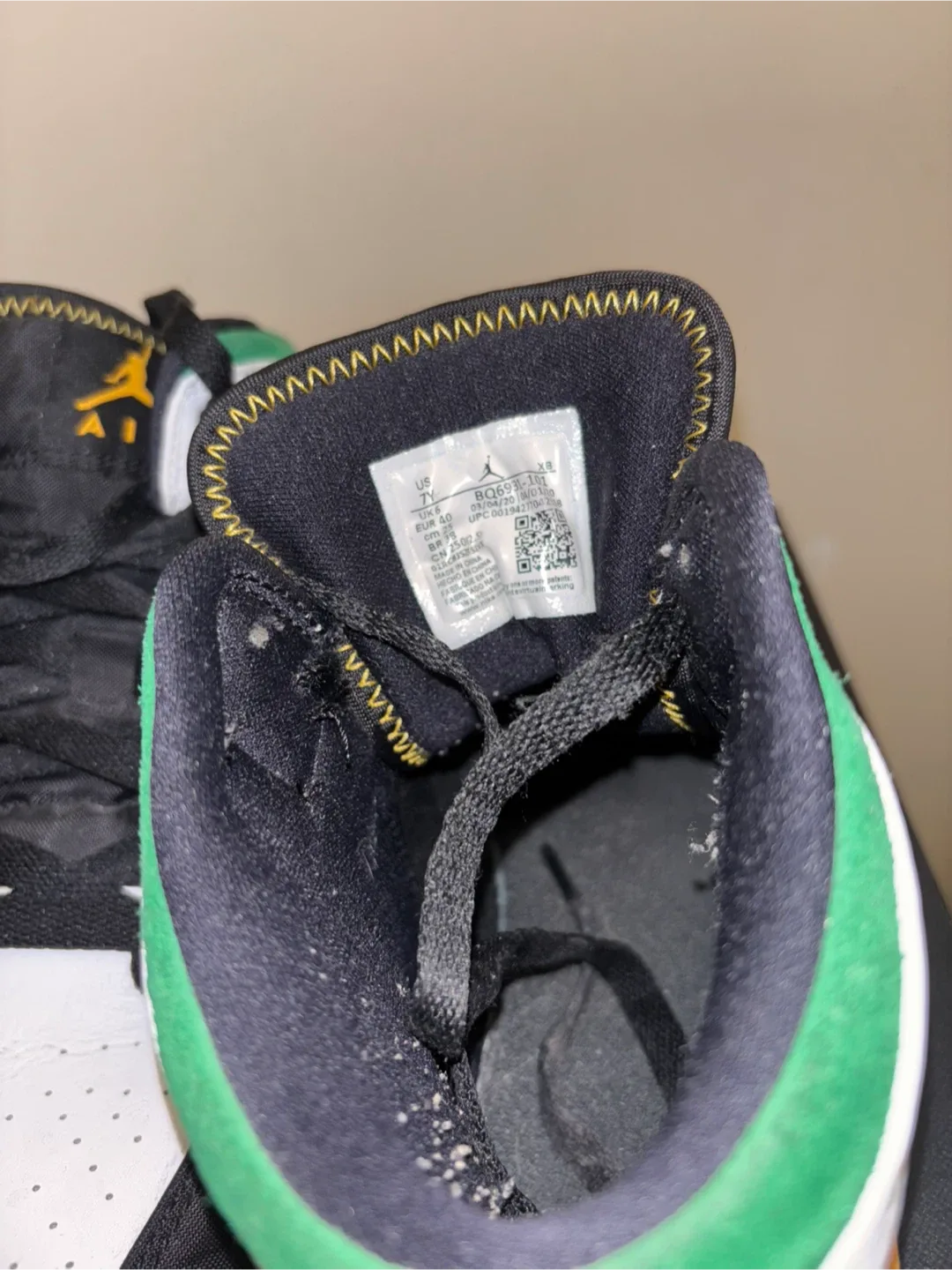 Air Jordan 1 Mid SE Size 7Y image indicator(5)