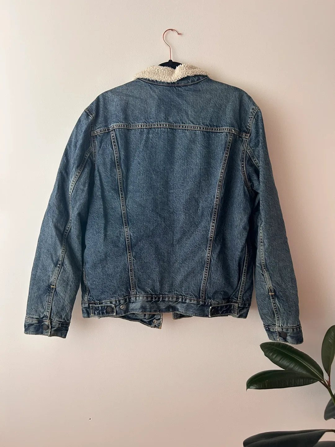 Levi Strauss & Co. Sherpa Trucker Jacket - Size L image indicator(4)