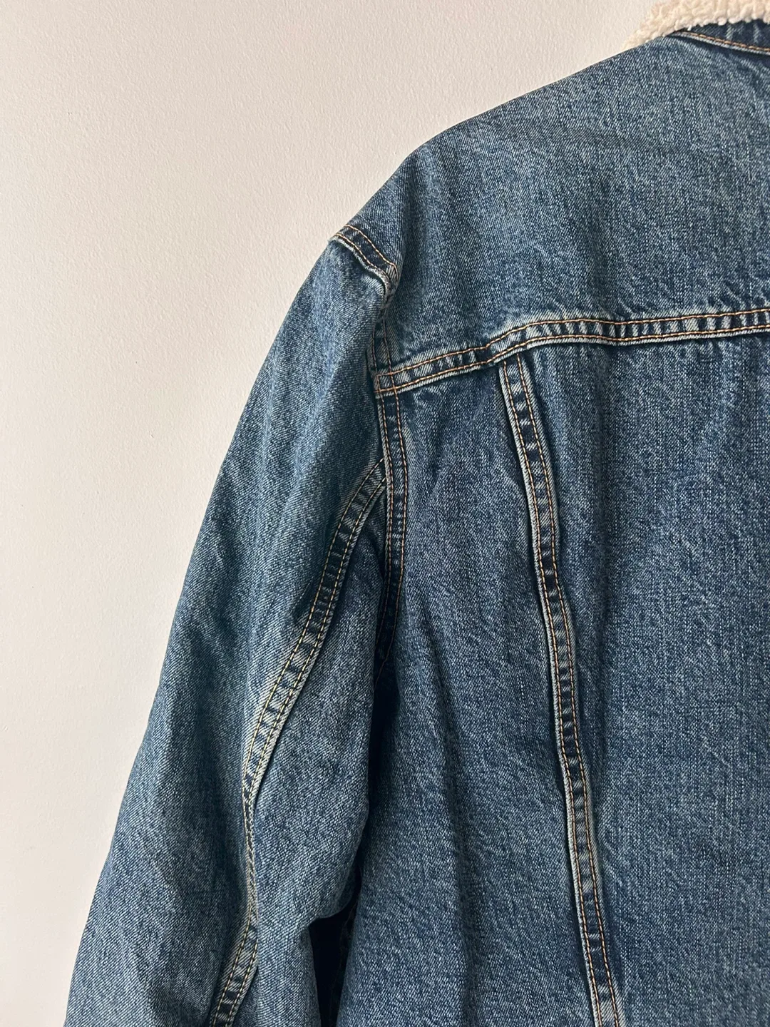 Levi Strauss & Co. Sherpa Trucker Jacket - Size L image indicator(6)