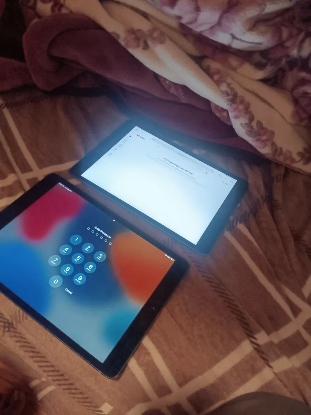 2 Ipads (read description) image indicator(3)