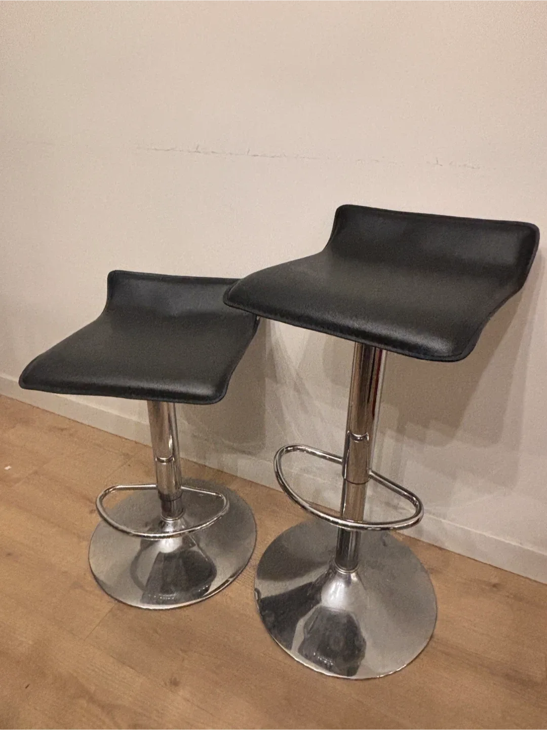 Set of 2 Black Bar chairs image indicator(3)