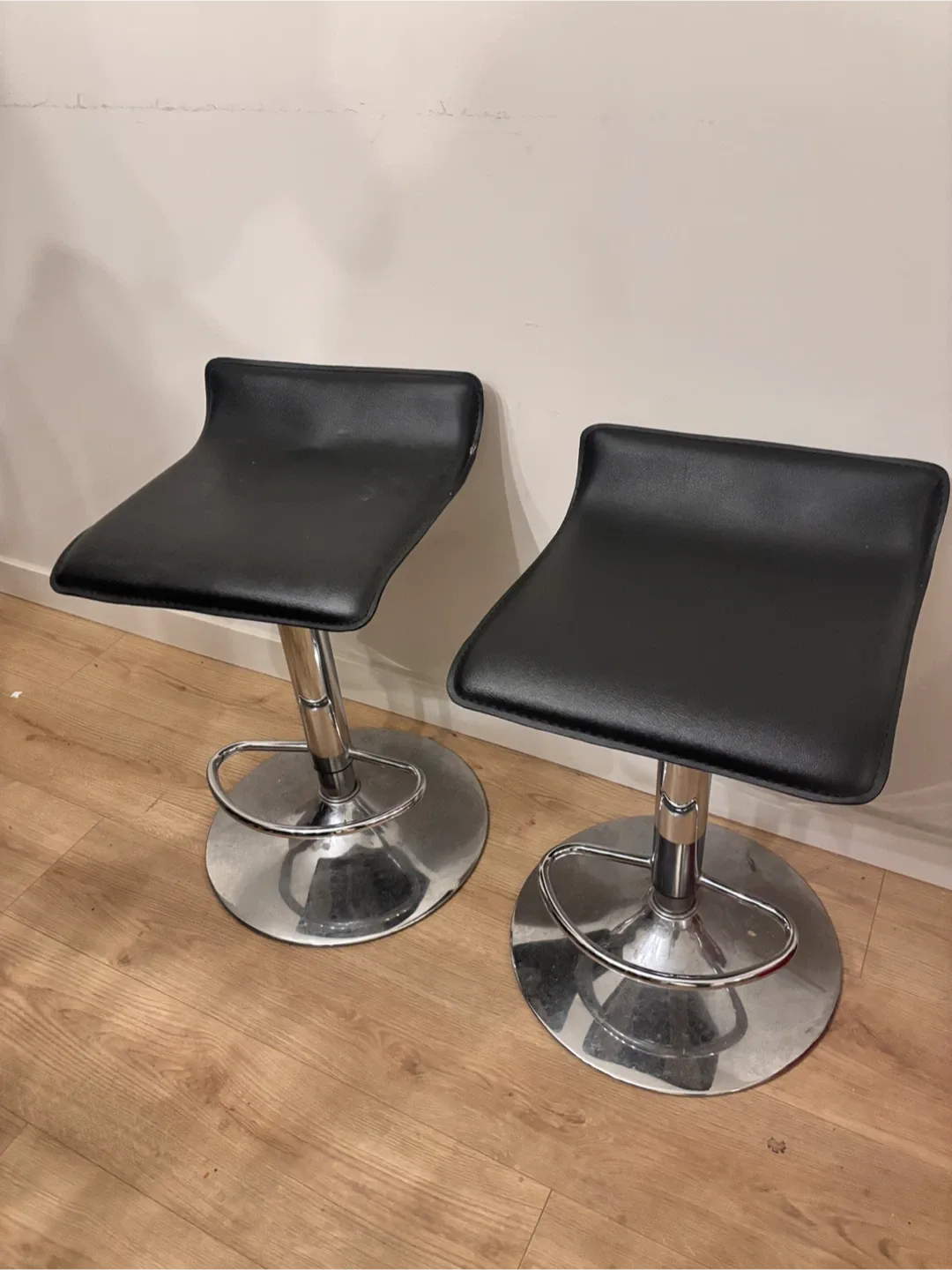 Set of 2 Black Bar chairs image indicator(2)