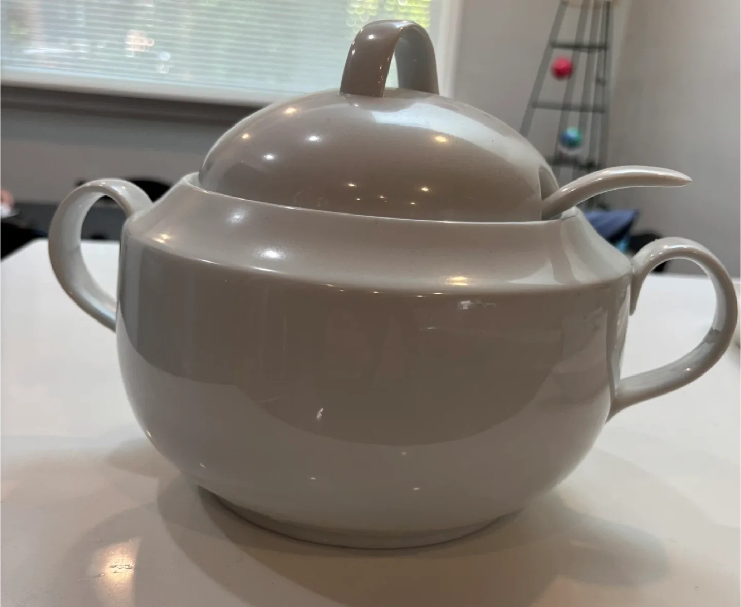 Soup Tureen with Lid and Spoon image indicator(2)