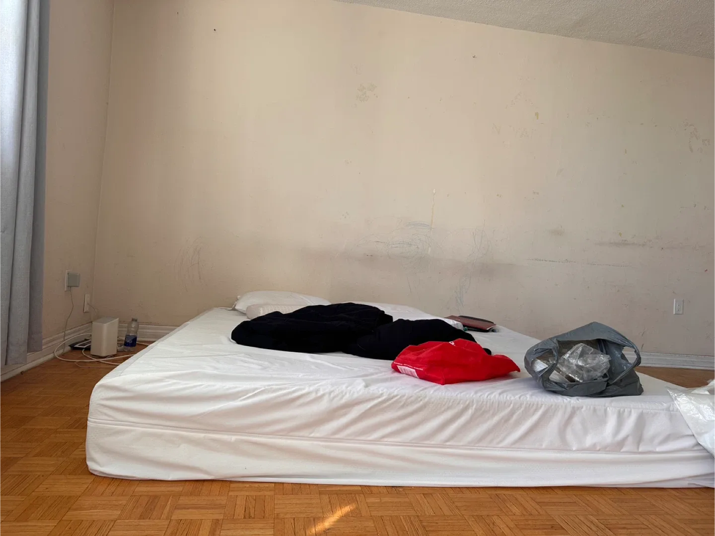 Zinus 12inch king mattress one year old only available today