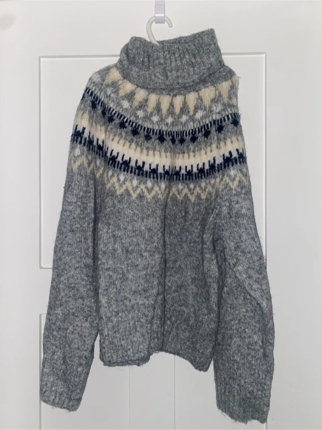 H&M XS Grey Patterned Turtleneck Sweater image indicator(3)