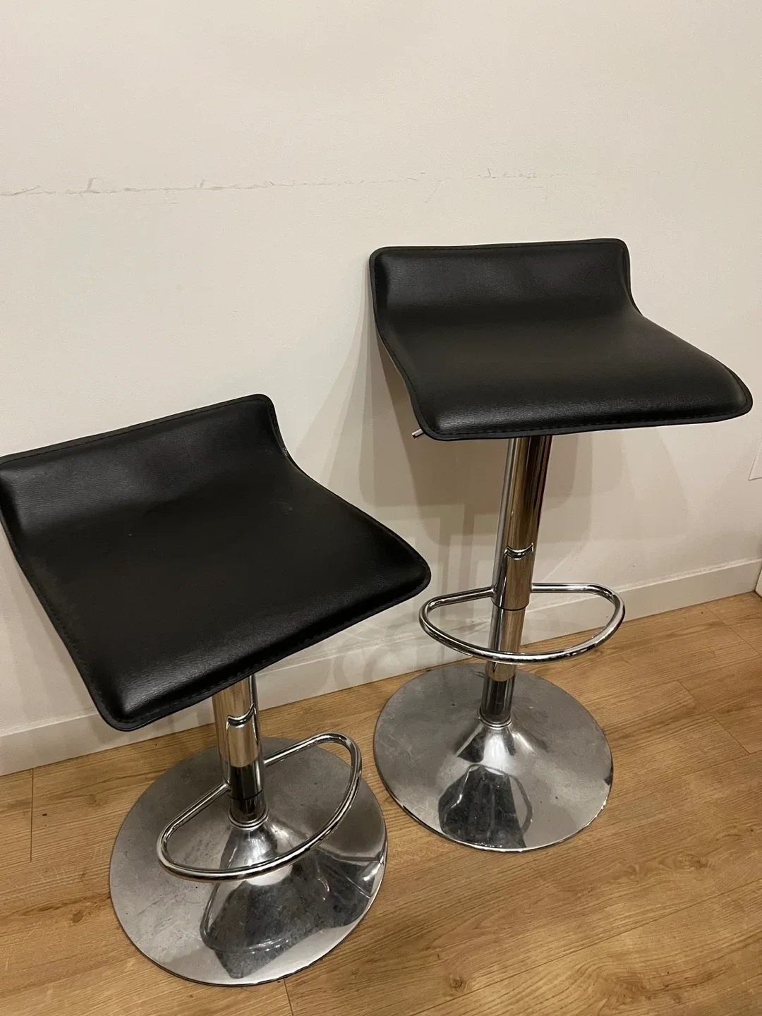 Set of 2 Black Bar Stools image indicator(2)