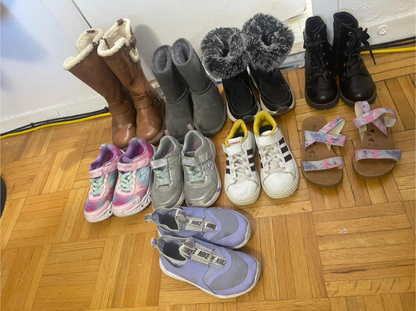 Girls' shoes thumbnail