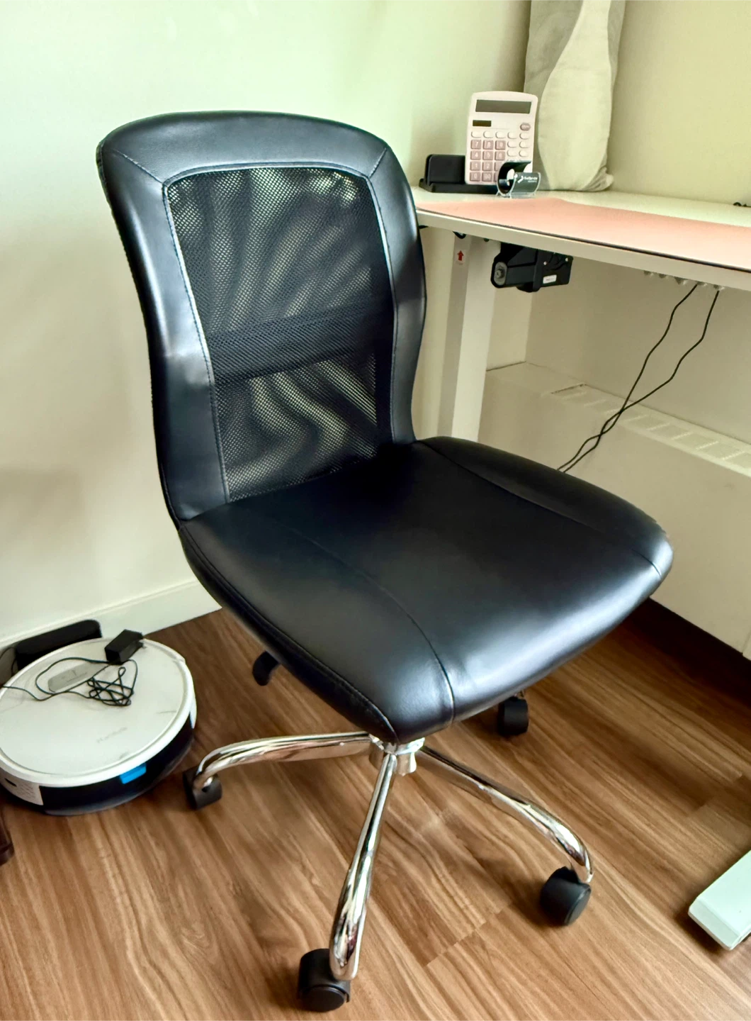 Office Chair (Like New)