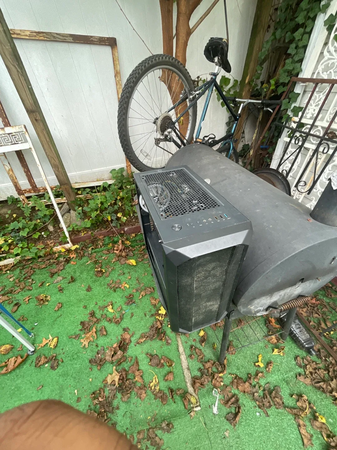 Custom PC Tower for parts  idk what missing or what it has image indicator(2)