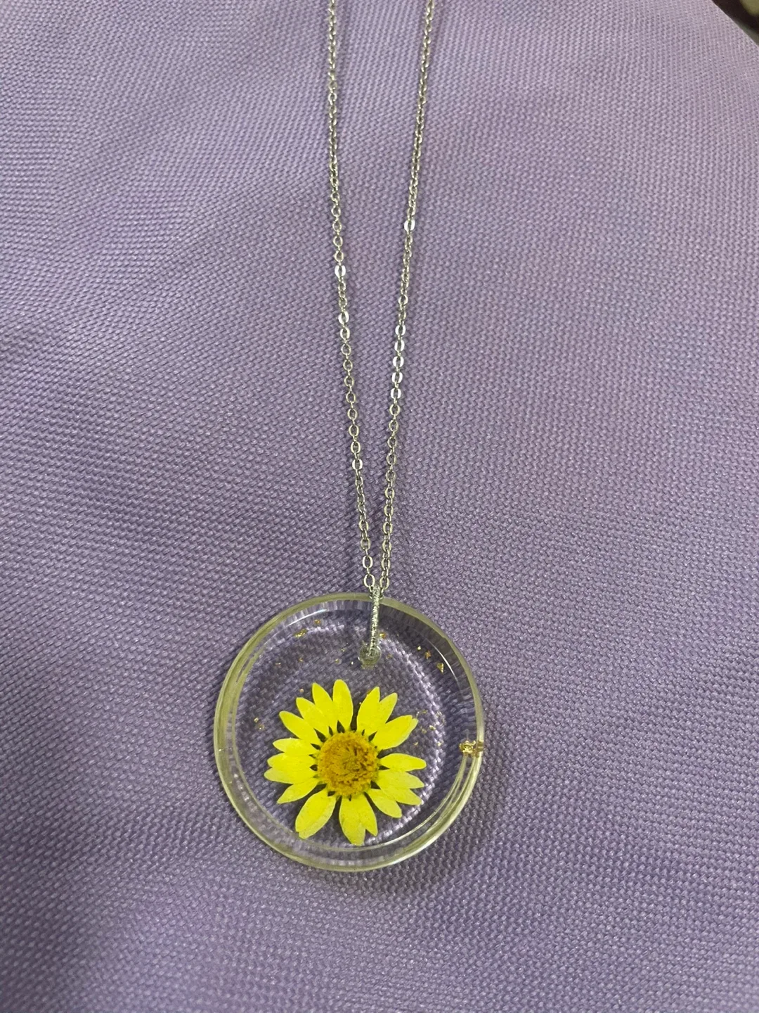 Handmade Resin Flower Pendant Necklace image indicator(2)