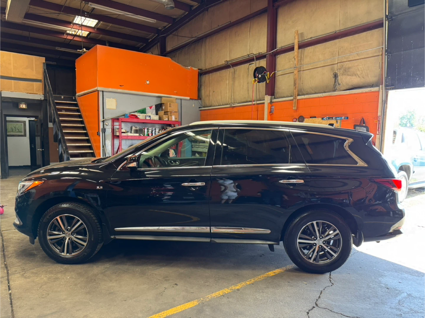 2016 Infiniti QX60 · 3.5 Sport Utility 4D - photo 4