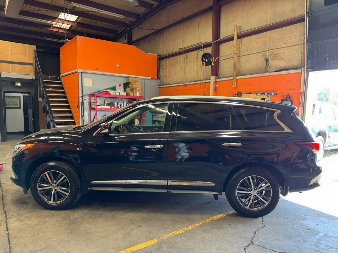 2016 Infiniti QX60 · 3.5 Sport Utility 4D image indicator(4)